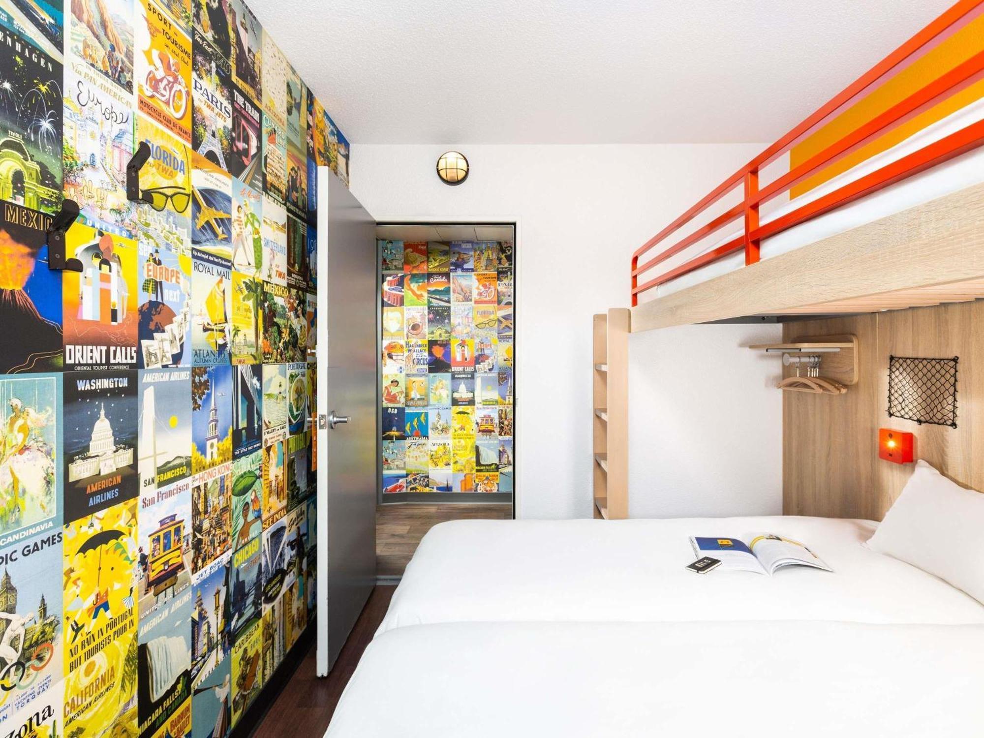 Chambre Break avec 3 Lits Simples Superposés et Salle de Bains Commune