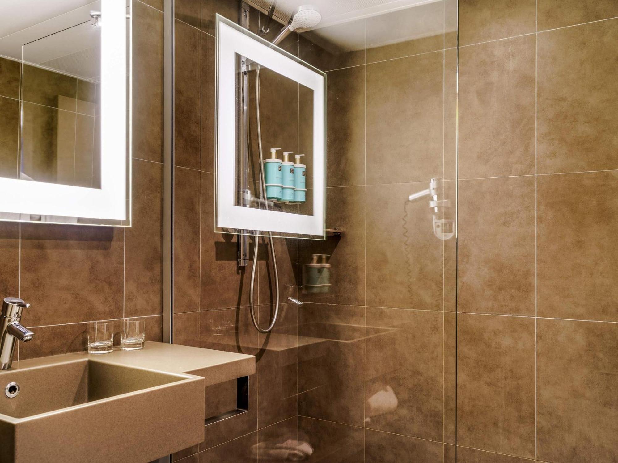 Superior Double Room Shower
