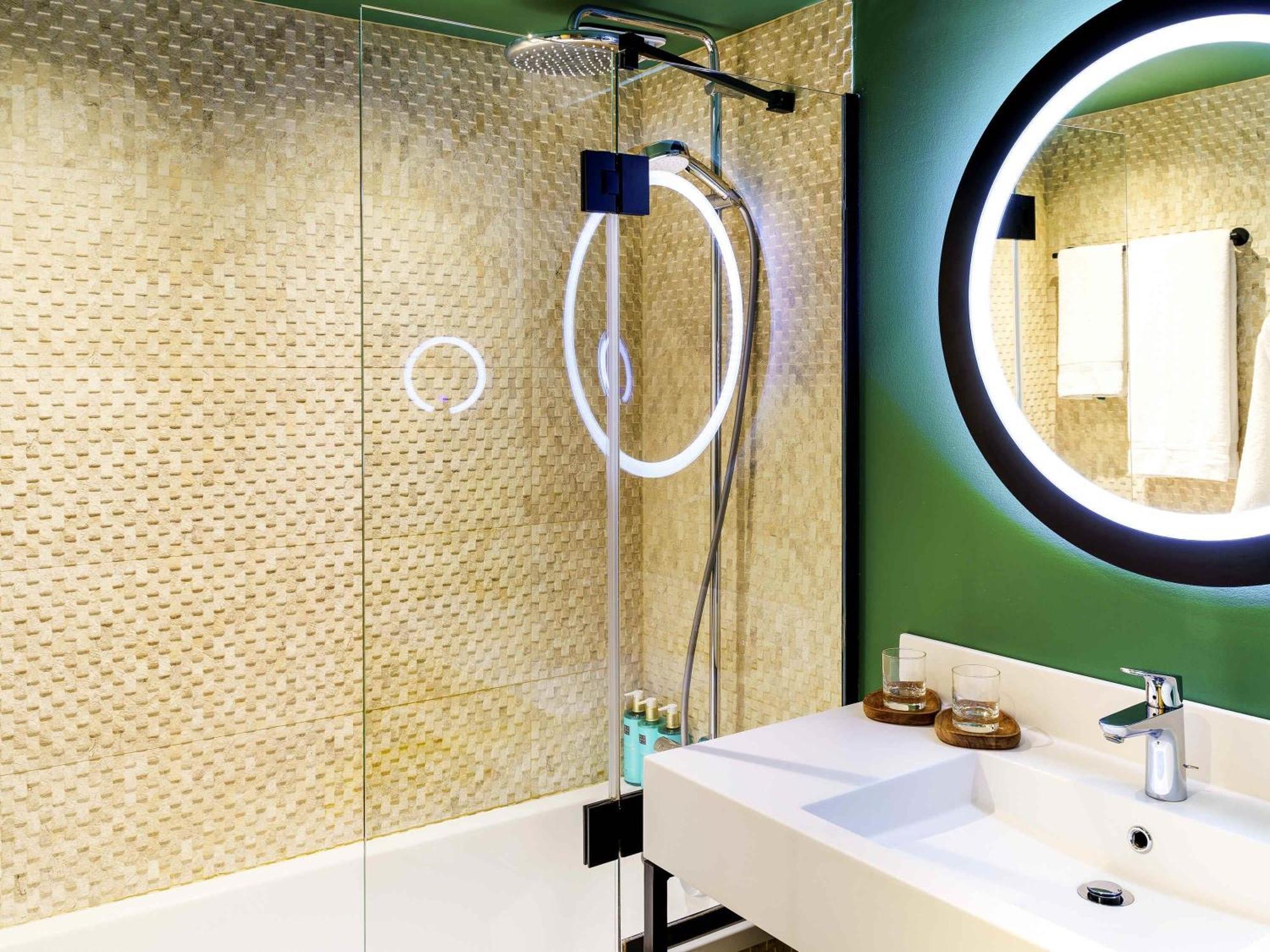 Superior King Room Bathtub